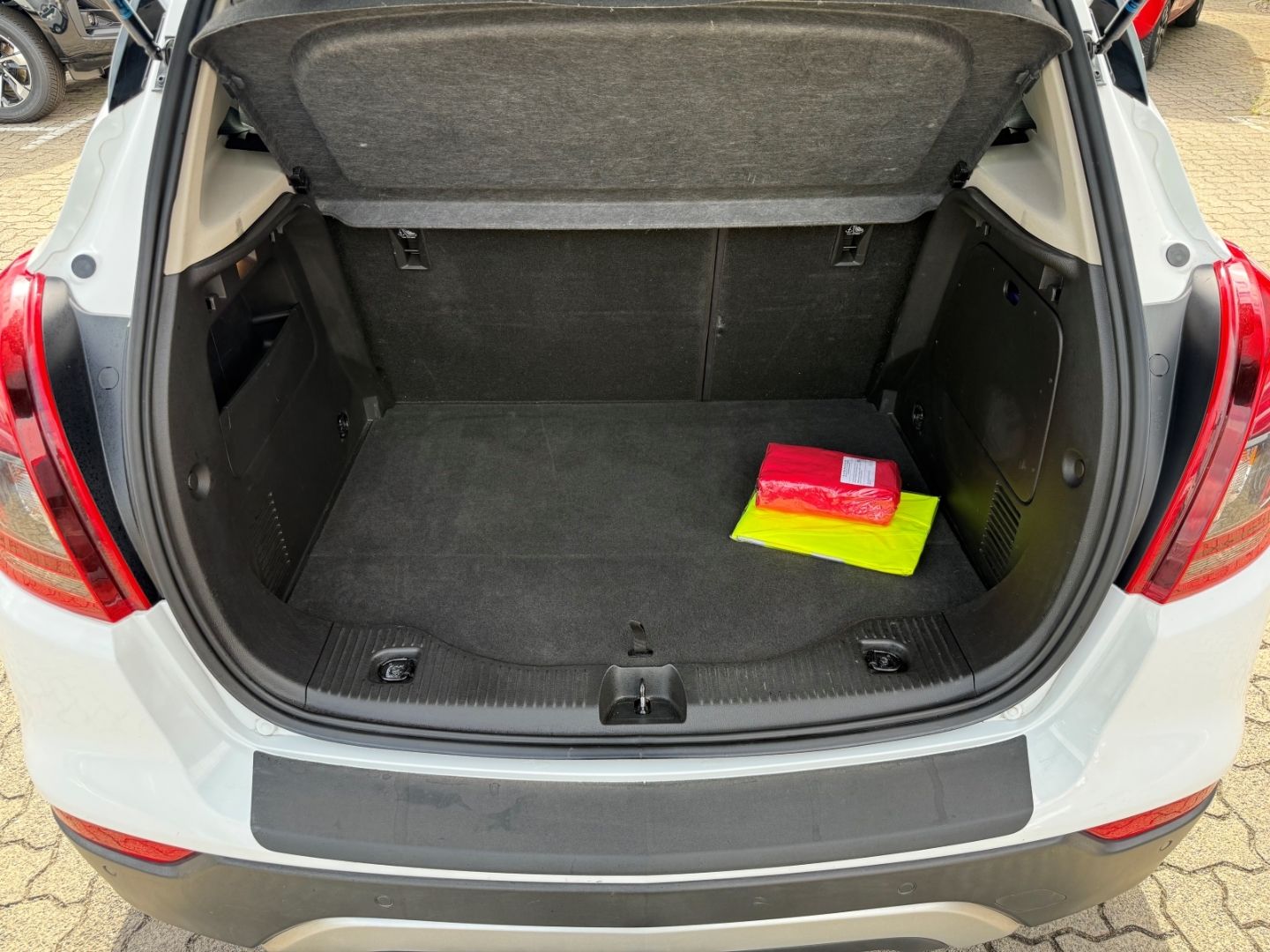 Fahrzeugabbildung Opel Mokka X Innovation mit Allwetter+PDC+AHK