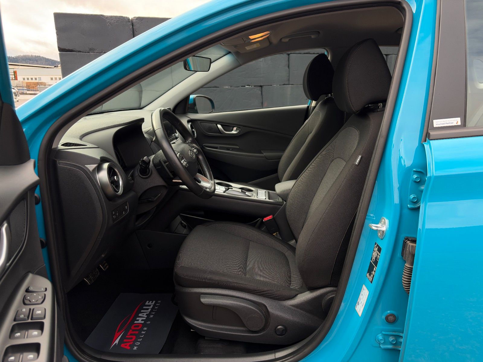 Fahrzeugabbildung Hyundai KONA E Basis 2WD LKAS CAM CarPlay DAB+ 17" 305km