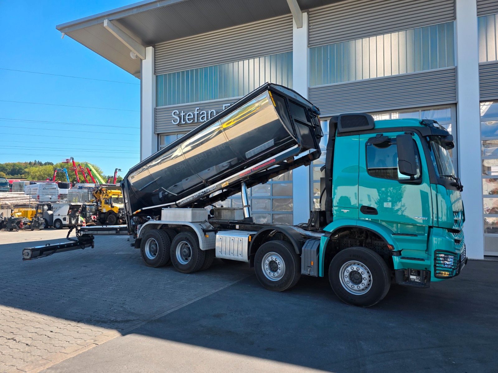 Fahrzeugabbildung Mercedes-Benz Arocs 3251K 8x4 AMTEC Thermokipper +Sprider M25E