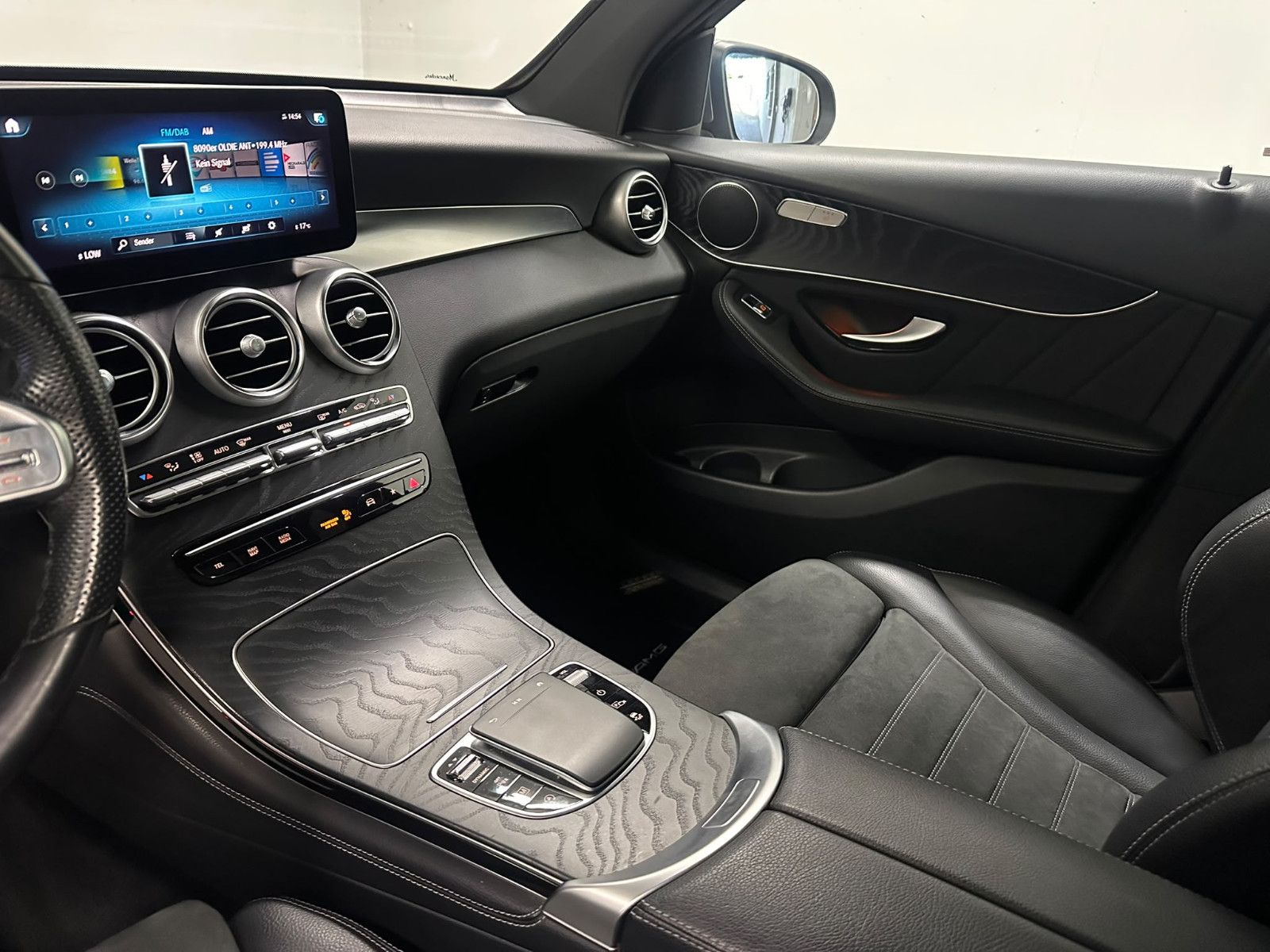 Fahrzeugabbildung Mercedes-Benz GLC 220 d 4MATIC AMG*PANO*360*HUD*AHK*DISTRO