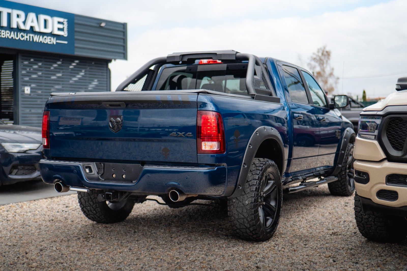 Fahrzeugabbildung Dodge RAM 5.7 V8 HEMI 4x4 OFFROAD Night Edition *19%*