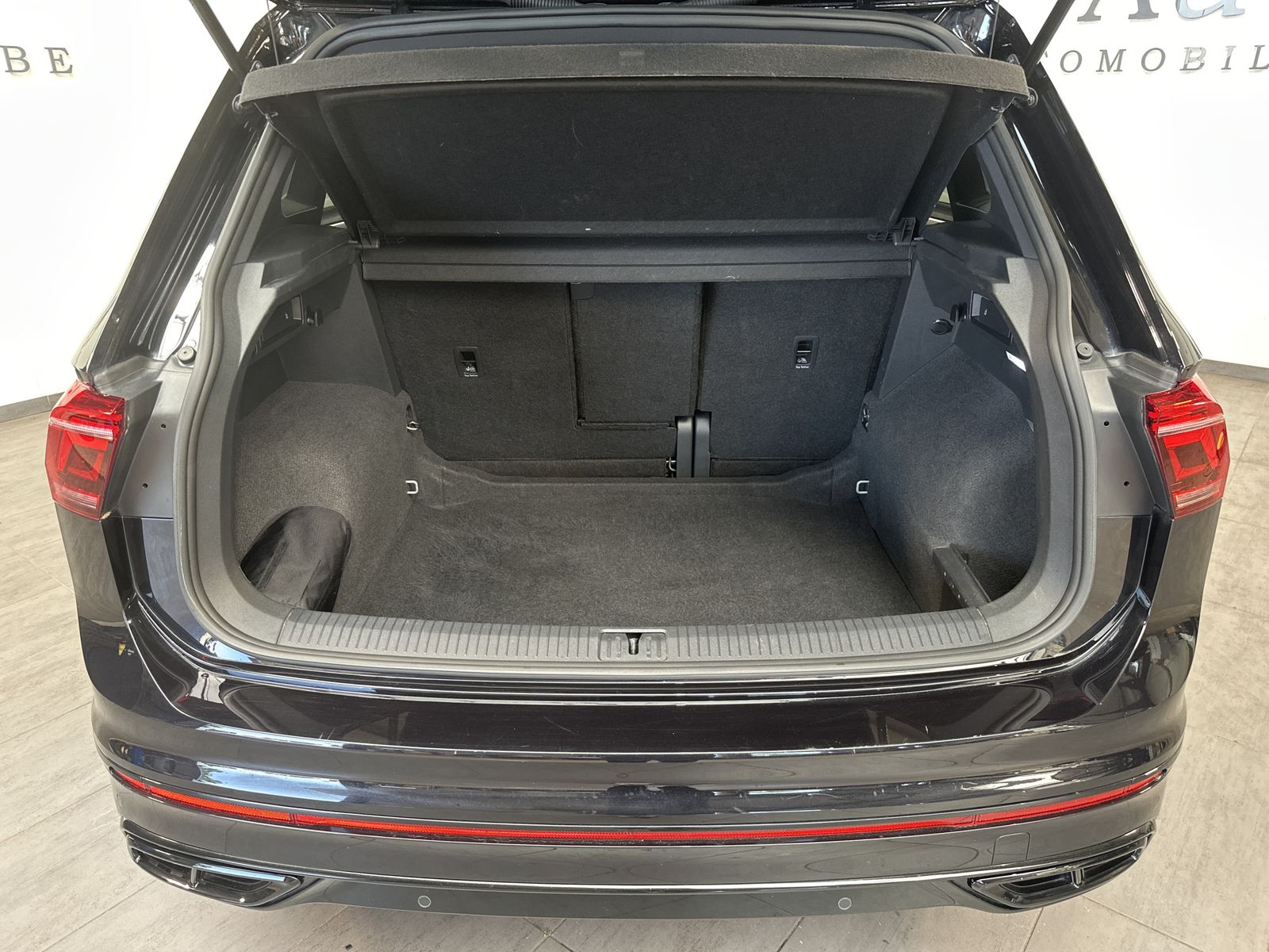 Fahrzeugabbildung Volkswagen Tiguan 4M R-Line Black NAV+MATRIX+ACC+AHK+VCOCKP