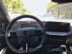 Fahrzeugabbildung Opel Astra L Ultimate Paket Plug-in-Hybrid Bi-Color