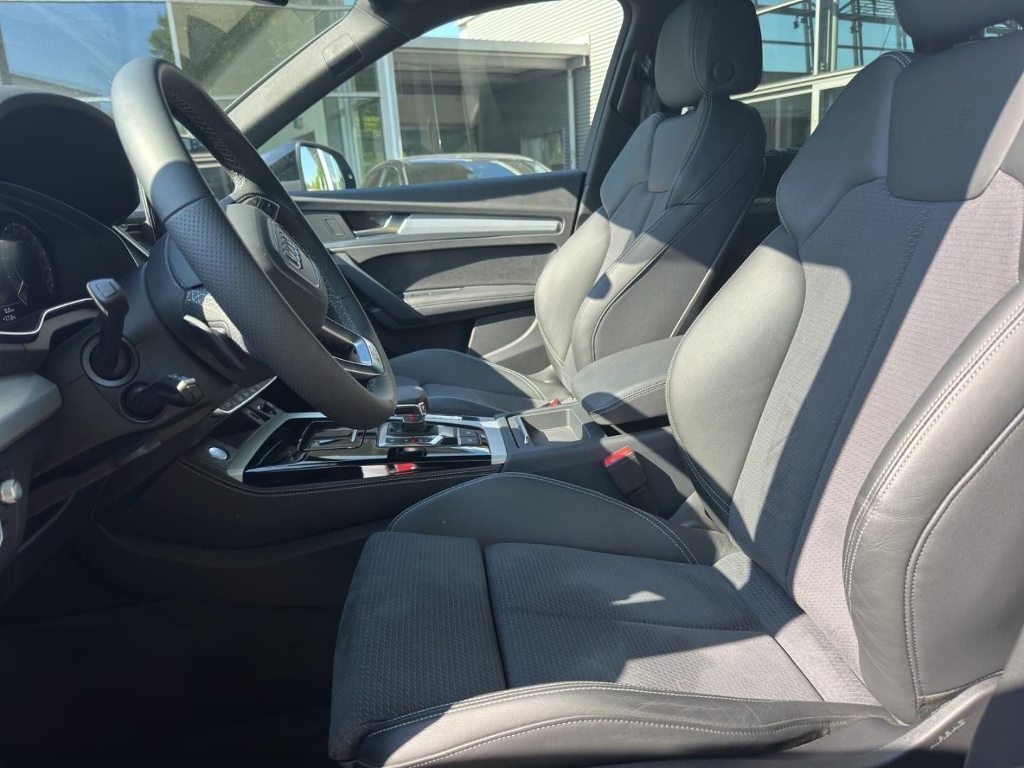 Fahrzeugabbildung Audi Q5 TFSI e S line 55 S Line quattro, Business, B&