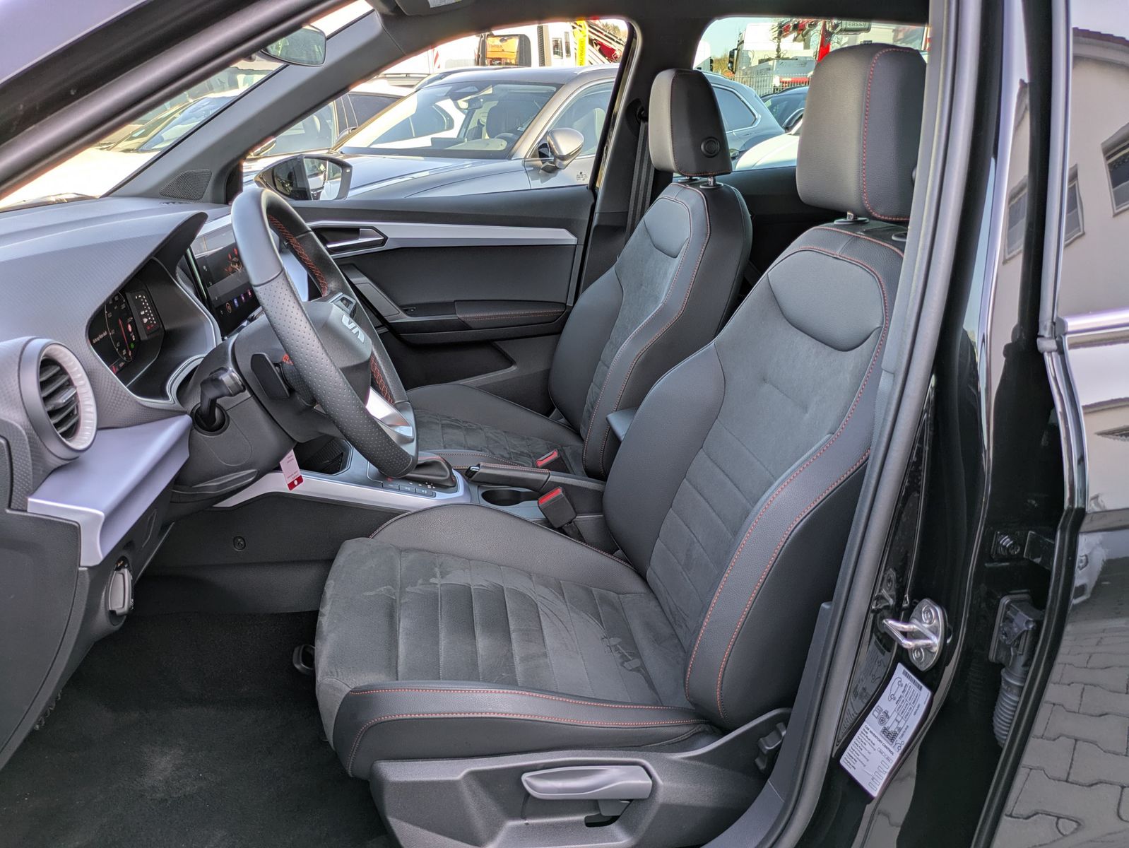 Fahrzeugabbildung SEAT Arona 1.5 TSI FR DSG AHK*ACC*LED*APP*DAB*KAMERA