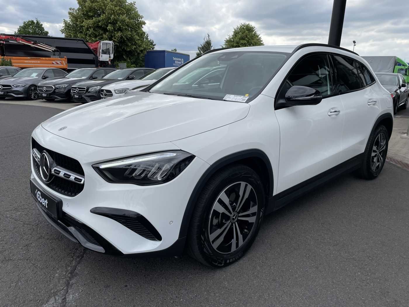Fahrzeugabbildung Mercedes-Benz GLA 220 4M 8G Progressive R-Kamera +Distr+Ambien