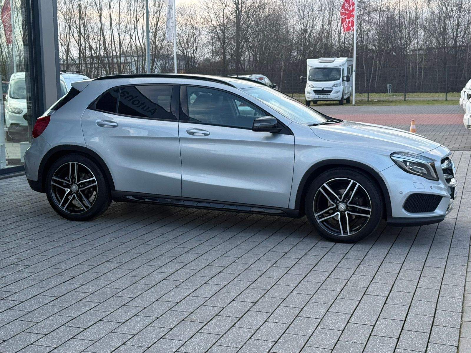 Fahrzeugabbildung Mercedes-Benz GLA 200 AMG Line PANO NAVI LEDER PDC WINTERRÄDER
