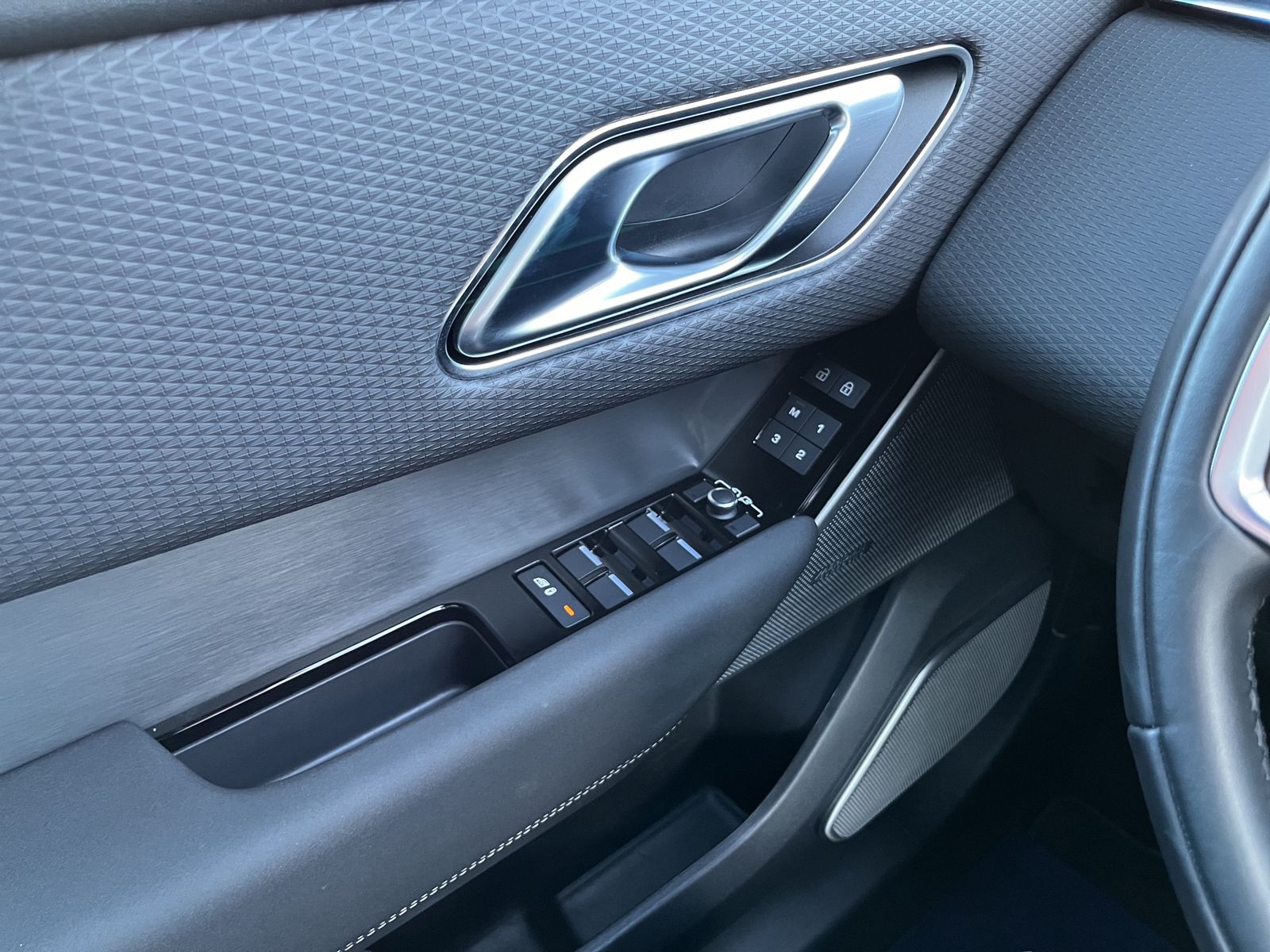 Fahrzeugabbildung Land Rover Range Rover Velar Velar P400e R-Dynamic*BlackEdi