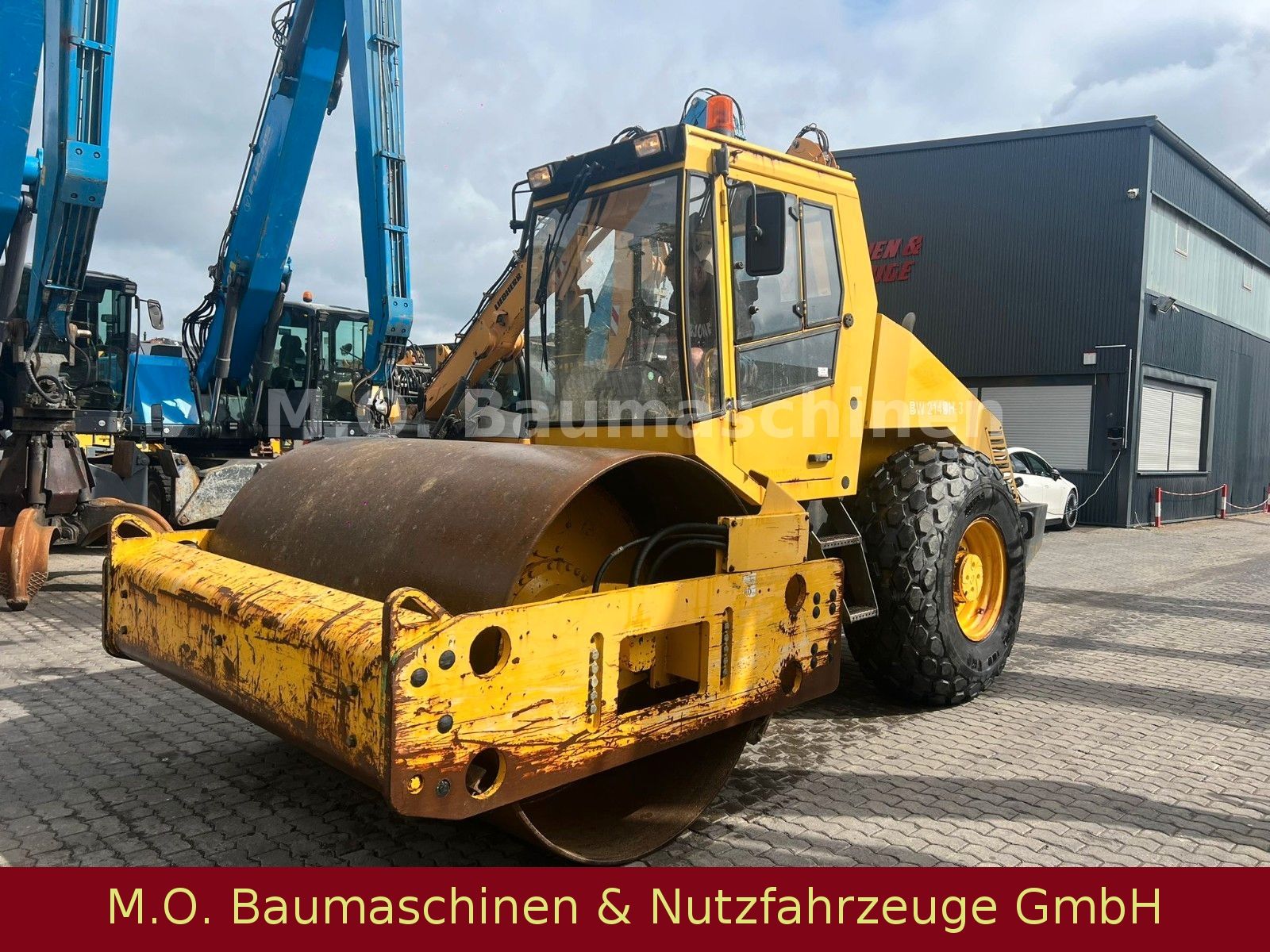 Fahrzeugabbildung BOMAG BW 214 DH-3 / 14 T / Walzenzug /