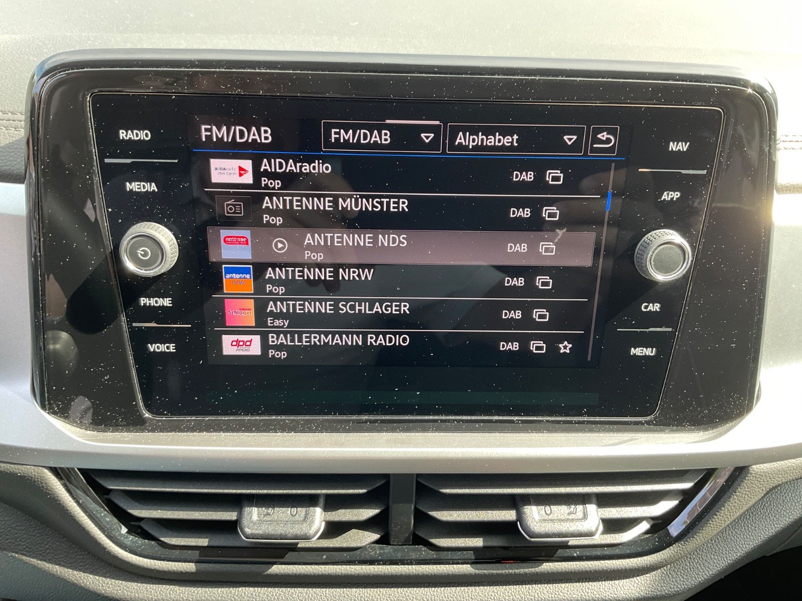 Fahrzeugabbildung Volkswagen T-Roc 1.5 TSI DSG Life,LED,AHK,Navi