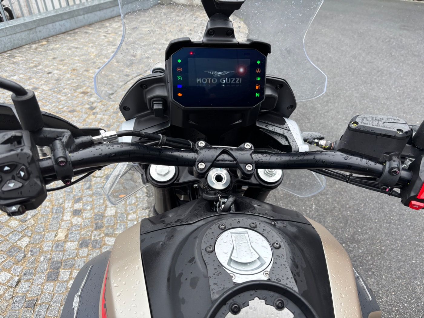Fahrzeugabbildung Moto Guzzi V 85 TT Travel