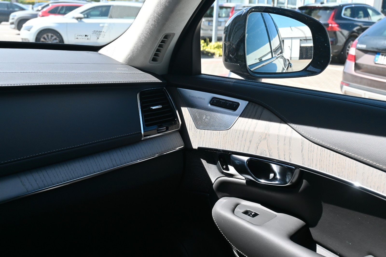 Fahrzeugabbildung Volvo XC90 T8 Recharge AWD Ultra Dark*LUFT*B&W*Massage