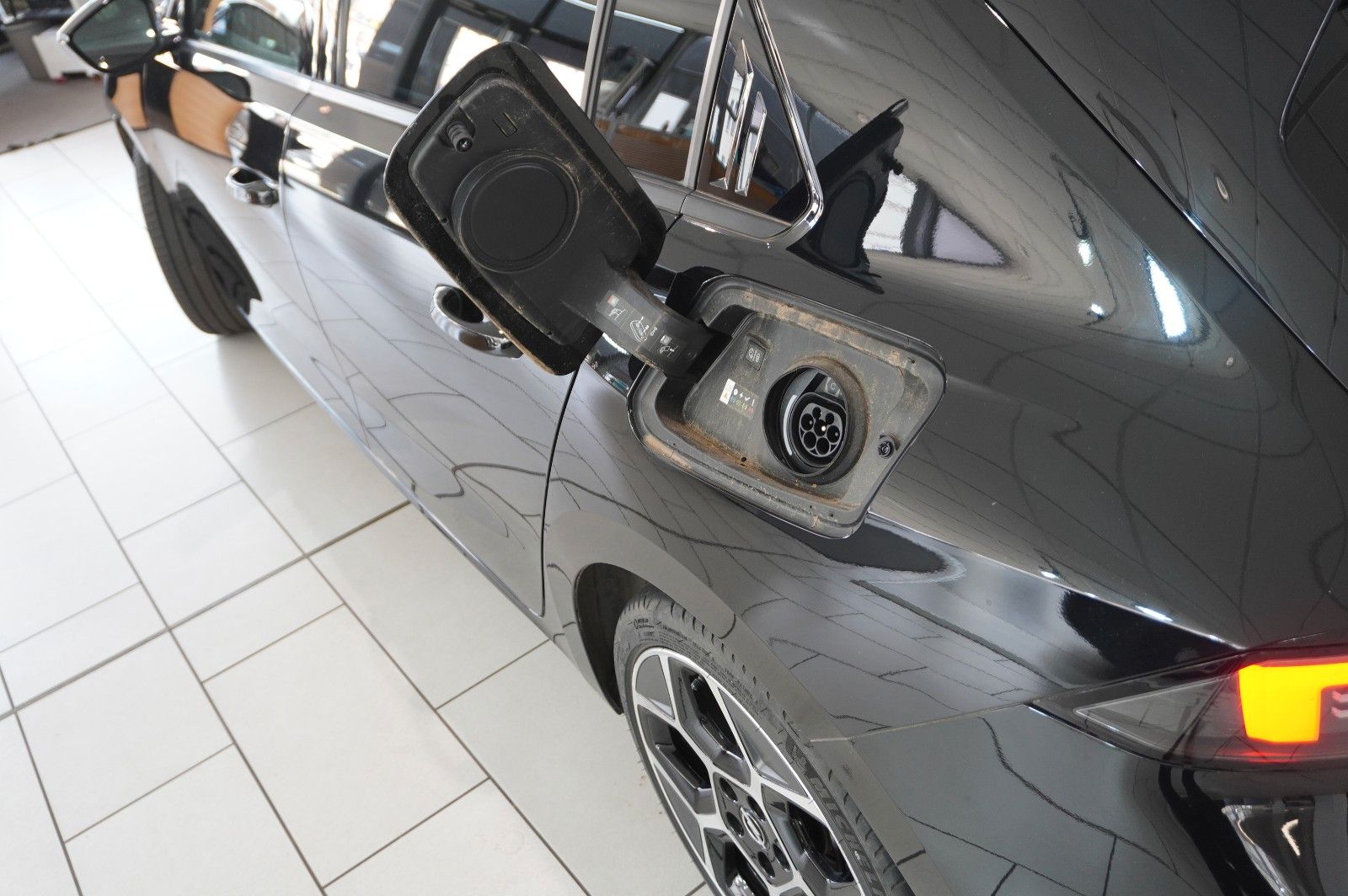 Fahrzeugabbildung Opel Astra L Lim. 1.6 HYBRID GS SPORT NAVI/360°/SPORT