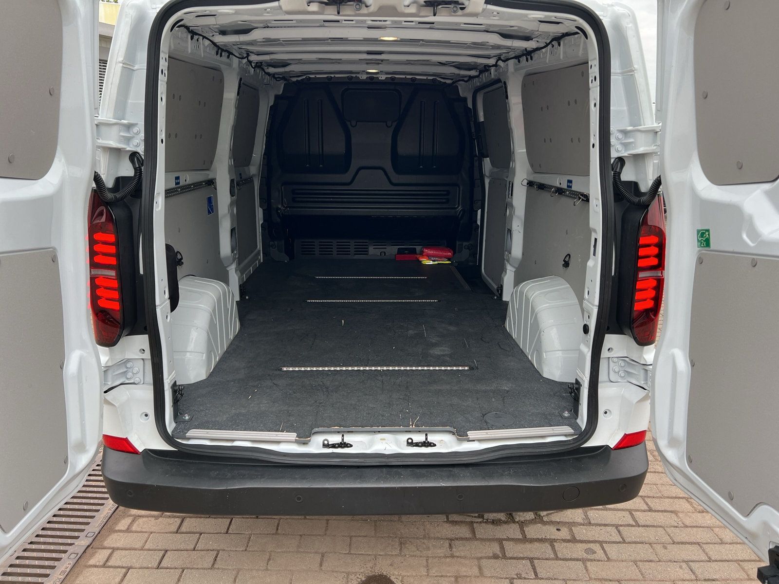 Fahrzeugabbildung Volkswagen T7 Transporter 2.0 TDI LR 3-Sitze LED KAMERA