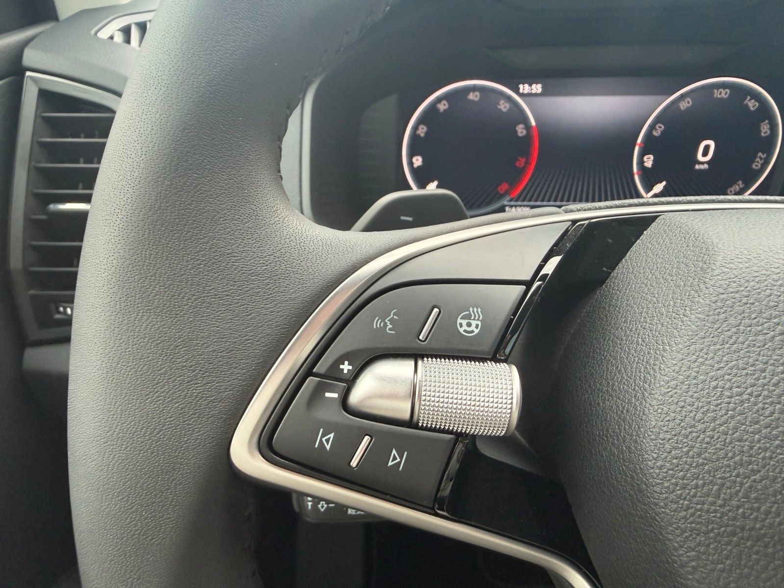 Fahrzeugabbildung SKODA Karoq Balance 1,5 TSI 110 kW 7-Gang-DSG