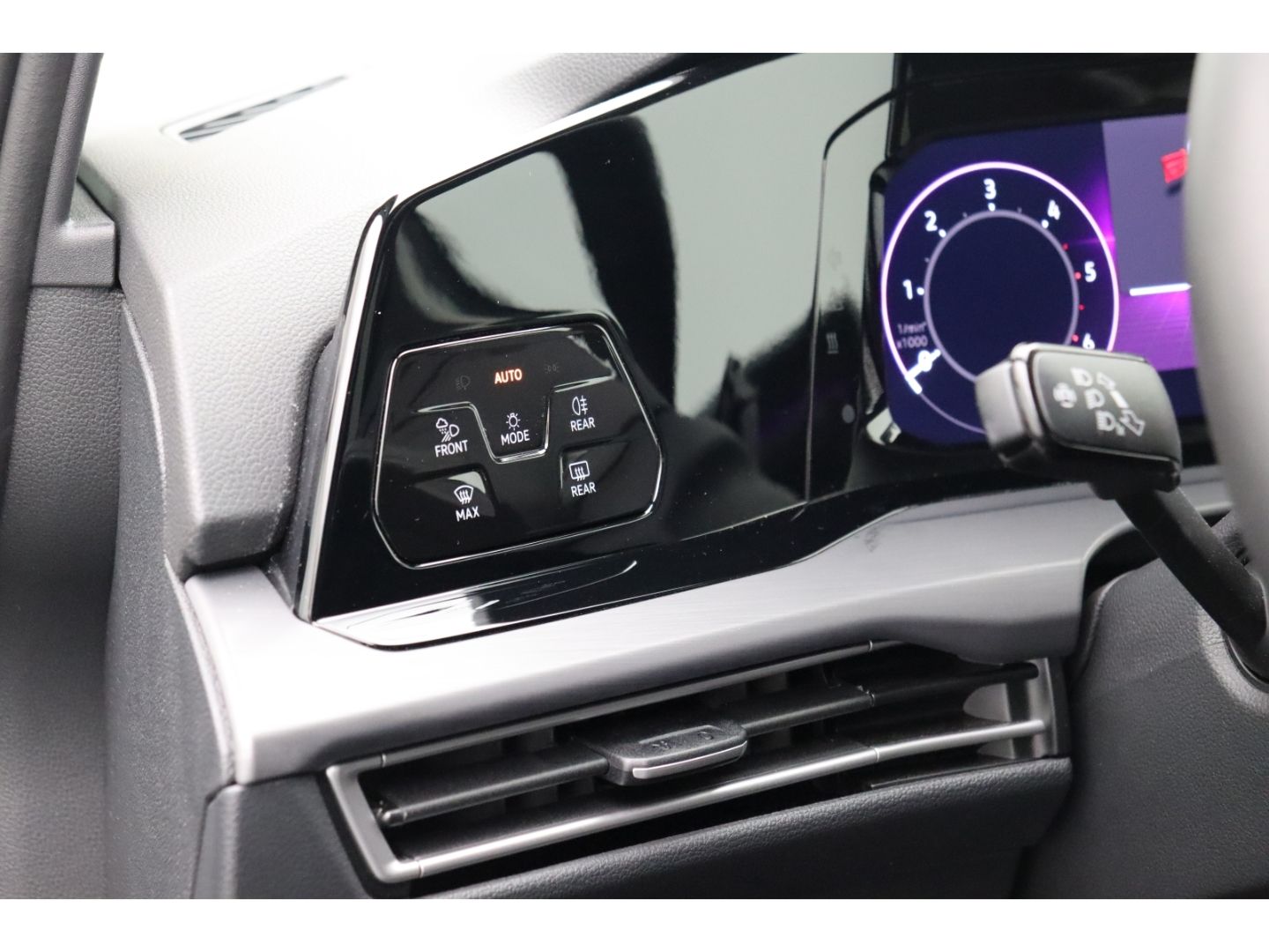 Fahrzeugabbildung Volkswagen Golf VIII 2.0 TDI DSG Style ACC Memory