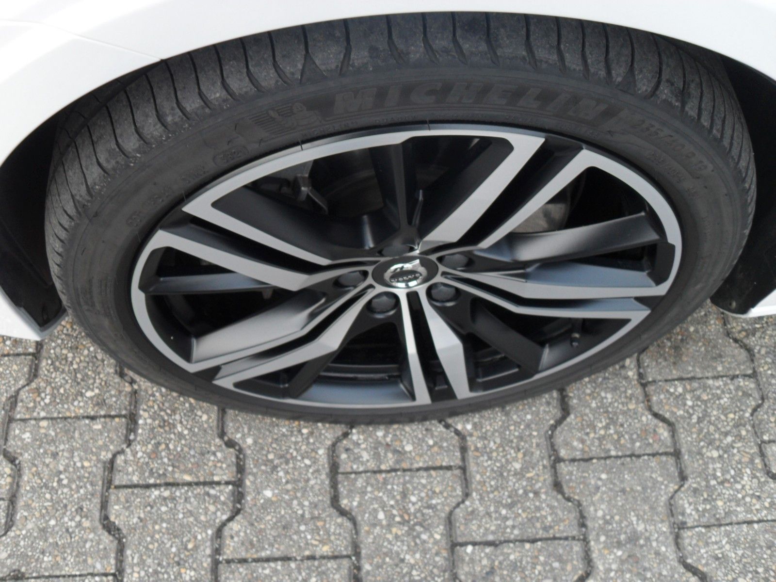 Fahrzeugabbildung Volvo V60 T8 R Design | AWD