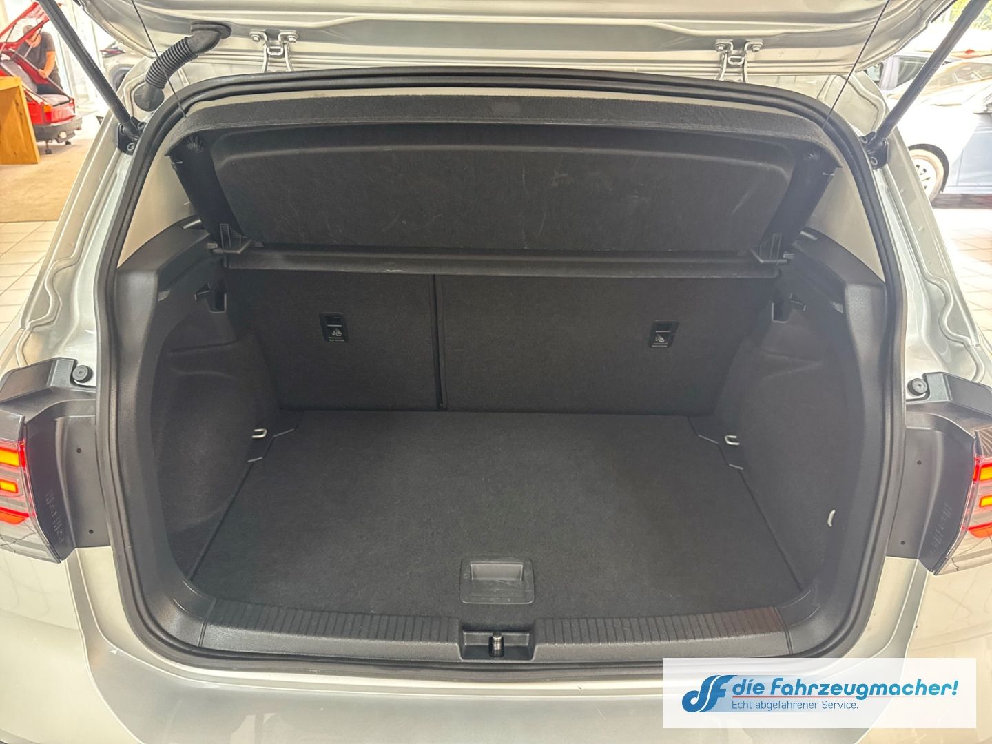 Fahrzeugabbildung Volkswagen T-Cross 1.0 TSI 85 kW Life Digitales Cockpit LED