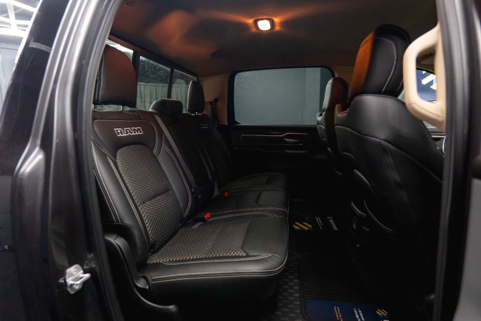 Fahrzeugabbildung Dodge RAM 5.7 V8 HEMI 4x4 OFFROAD Night-Paket *LED*