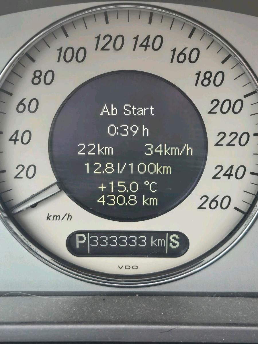 Mercedes-Benz E320 2004 — photo 11