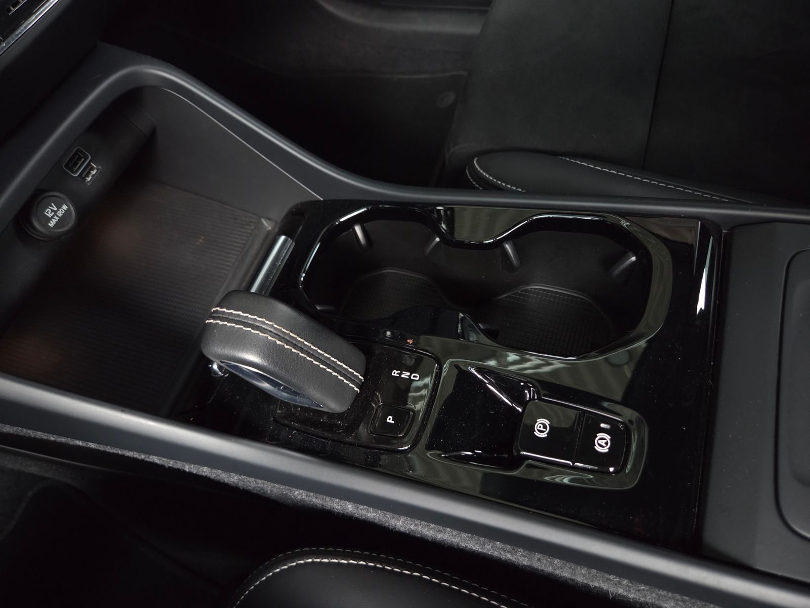 Fahrzeugabbildung Volvo XC40 R Design 2WD AHK LED H/K NAV RFK SHZ 19"