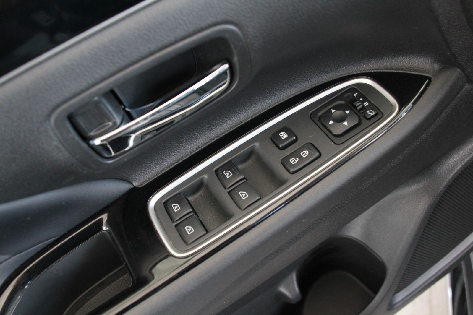 Fahrzeugabbildung Mitsubishi Outlander PHEV Plus mit FA-Paket