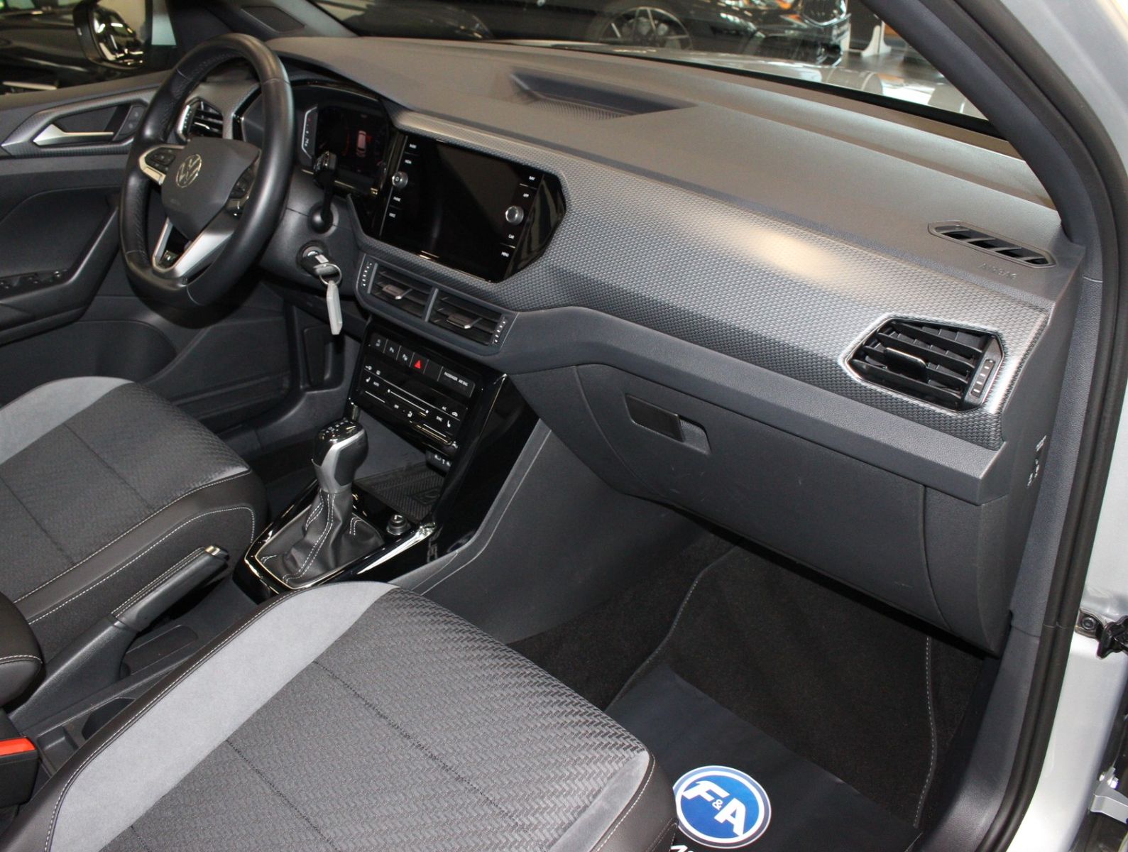 Fahrzeugabbildung Volkswagen T-Cross 1.5 TSI R-Line 1.HAND+ACC+IQ.DRIVE+KMERA
