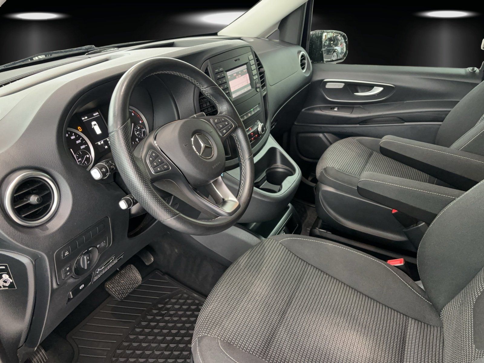 Fahrzeugabbildung Mercedes-Benz MarcoPolo 220d ACTIVITY EDITION Markise AHK Navi