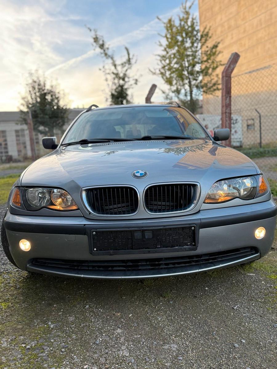 BMW 318 2005 — салон