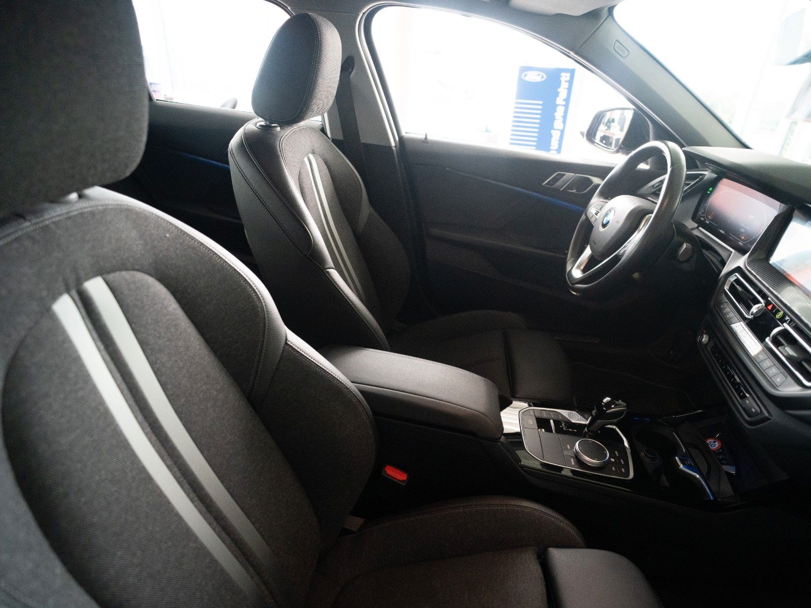 Fahrzeugabbildung BMW 118 i Sport Line AUTOMATIK/SITZHZG./PDC V+H/DAB