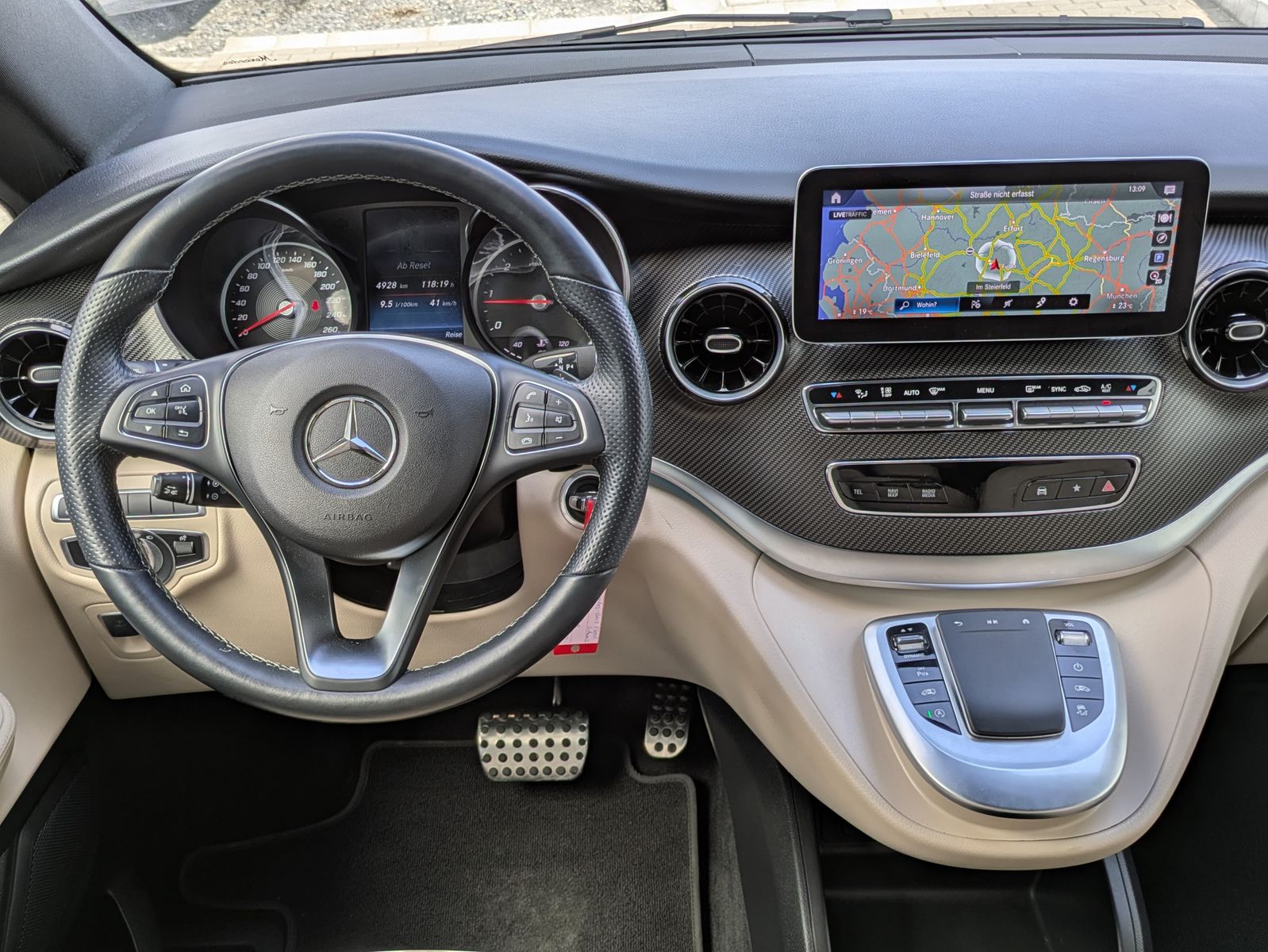 Fahrzeugabbildung Mercedes-Benz V 300 d AVANTGARDE 4MATIC lang AMG*PANO*LED*DIST