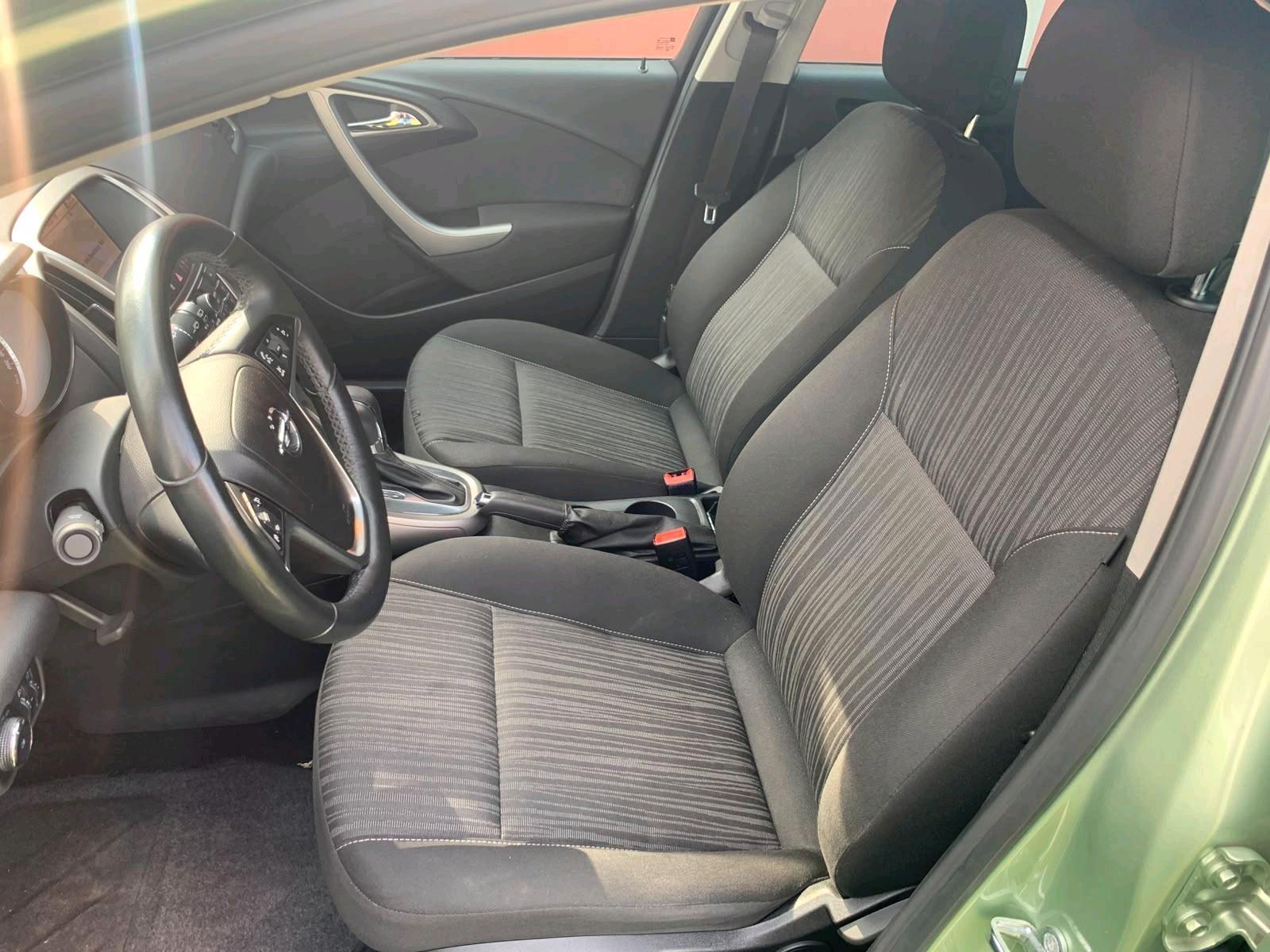 Opel Astra 2011 — photo 9