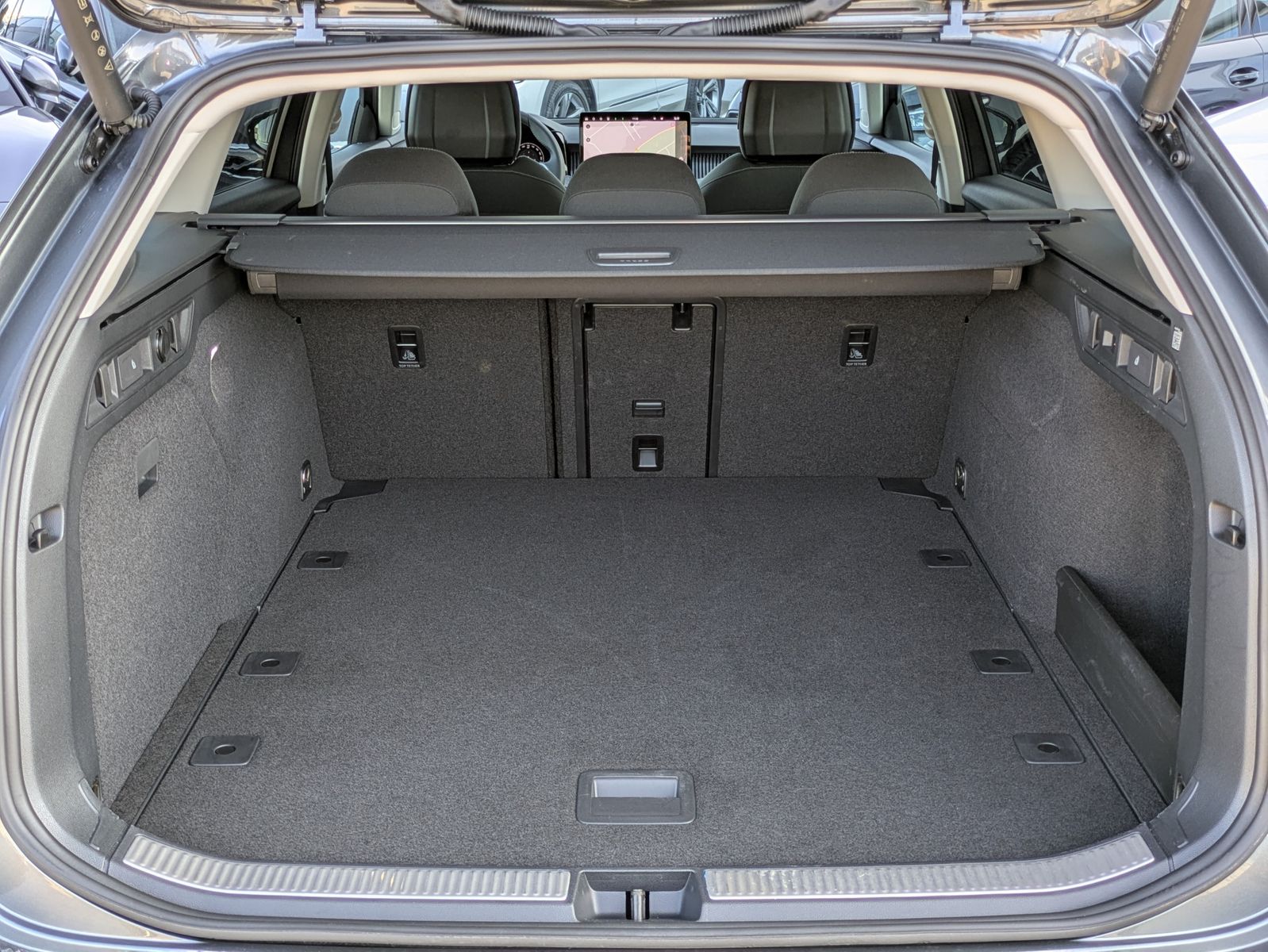 Fahrzeugabbildung SKODA Superb 2.0 TDI 4x4 Selection MATRIX*AHK*PANO*19"