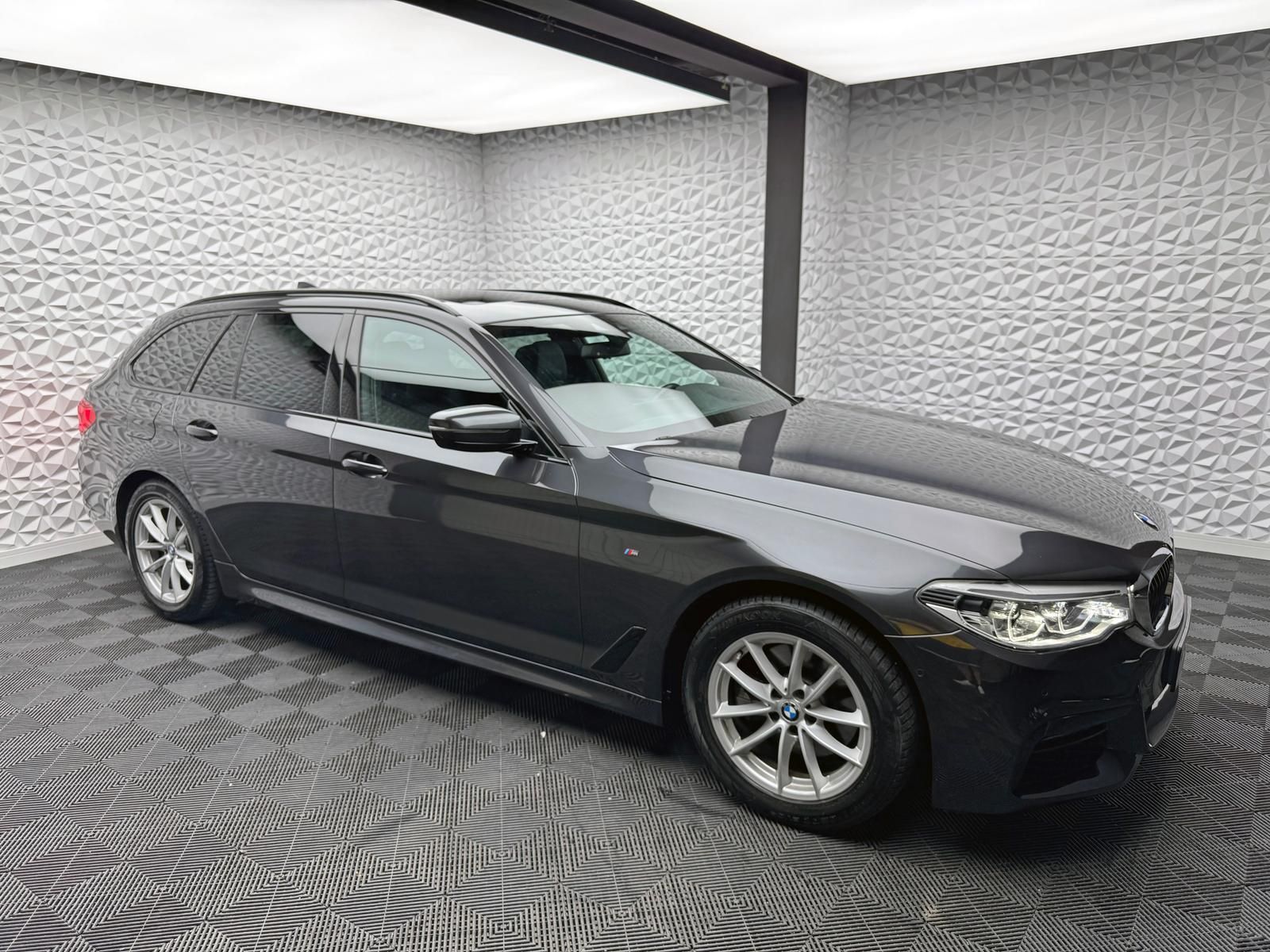 Fahrzeugabbildung BMW 520d M-PAKET/AKTIVLENK/ACC/PANO/AHK/KEYL/CAM/DAB