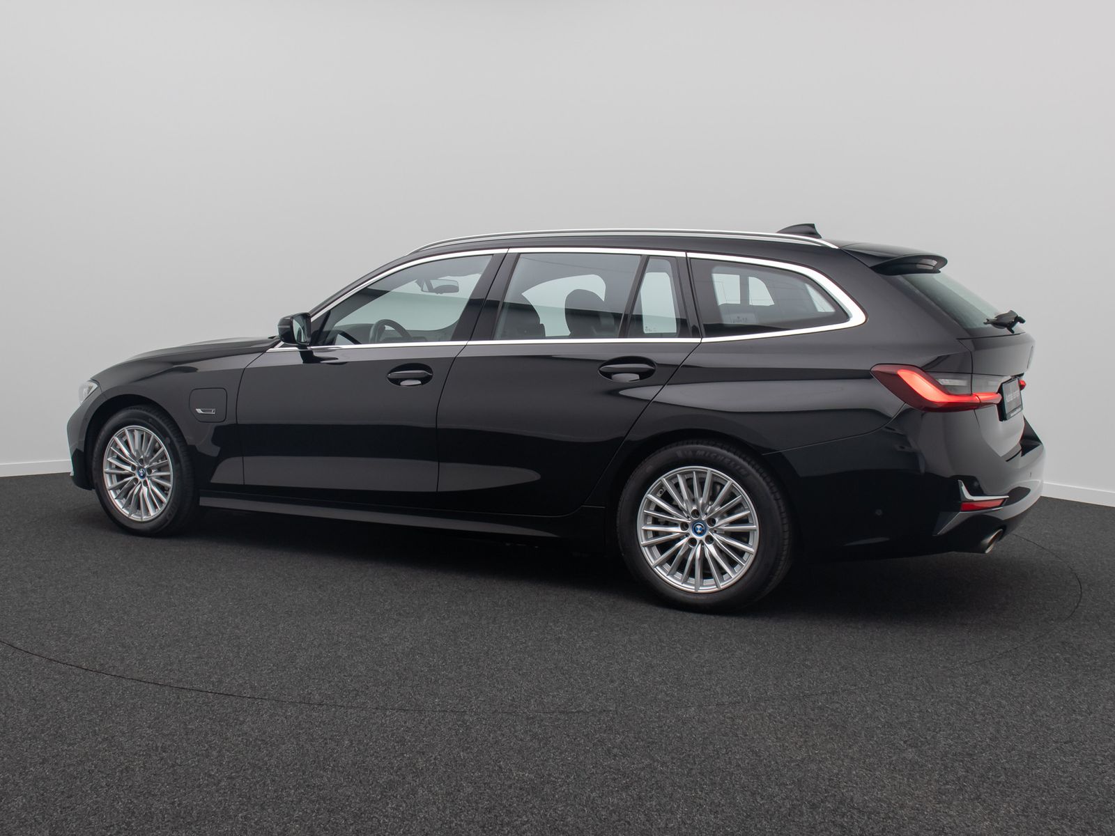 Fahrzeugabbildung BMW 330e Luxury Line Laser DAB 360°HUD Leder Komfort