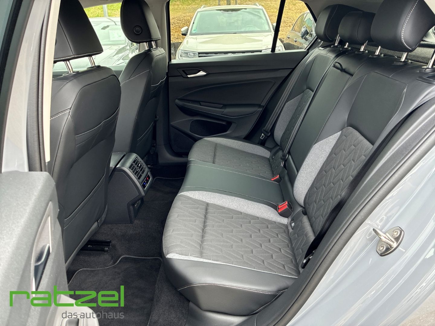 Fahrzeugabbildung Volkswagen Golf Energy Life 1,5 l eTSI DSG AHK Navi Kamera