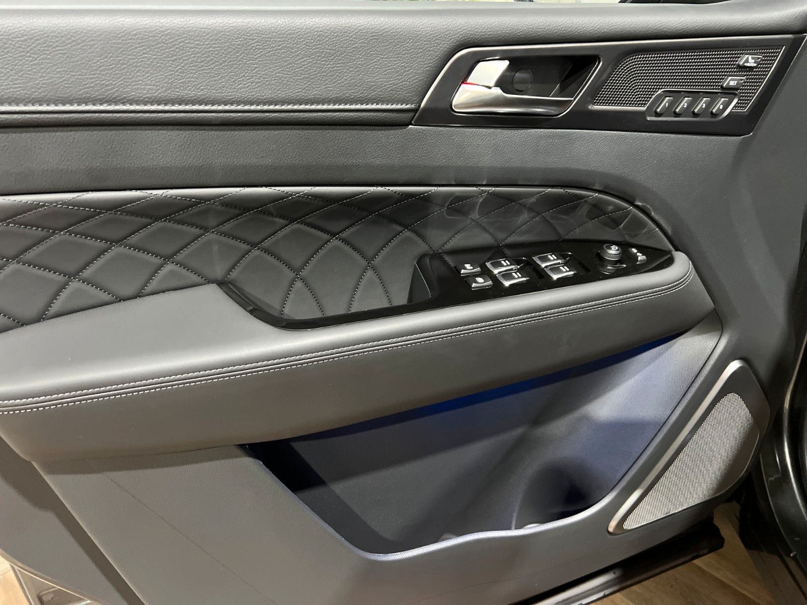 Fahrzeugabbildung Ssangyong KGM REXTON  Titanium Plus 4WD *7 Sitz*360*AHK*
