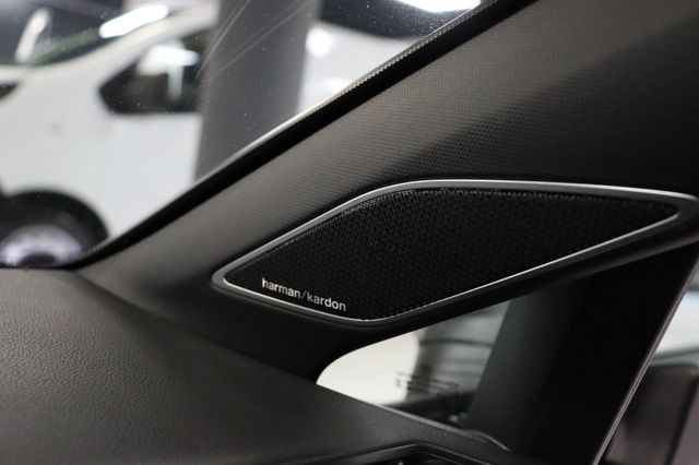 Fahrzeugabbildung Volkswagen Golf VIII Lim. R 4Motion|MATRIX|H/K|DCC|AMBIENTE