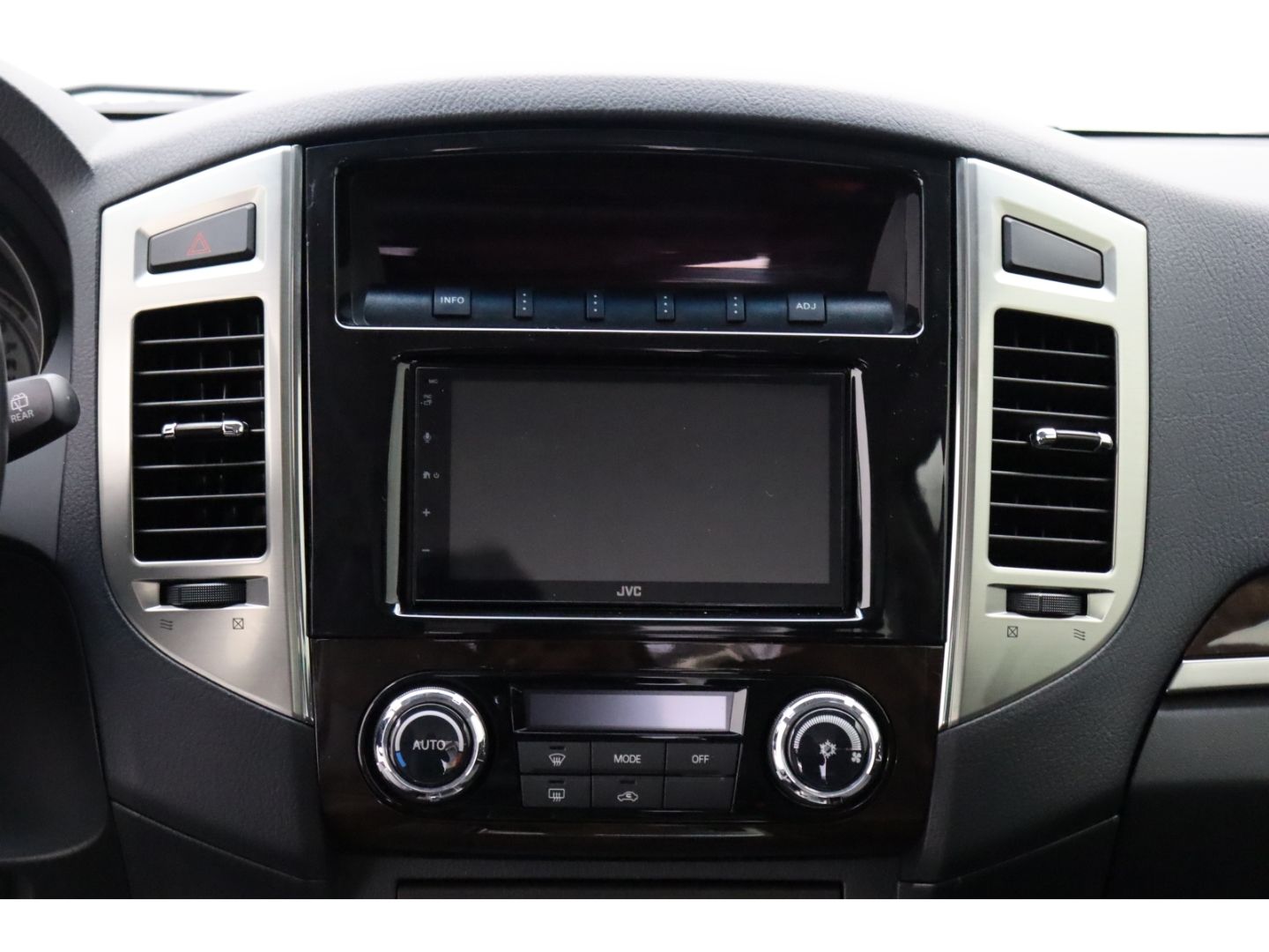 Fahrzeugabbildung Mitsubishi Pajero GLS 3,8L 4WD AHK, AppleCP, Pano, Schiebed