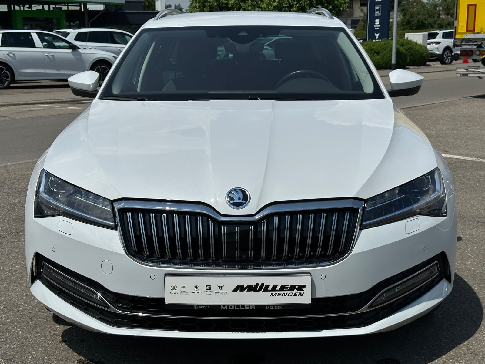 Skoda Superb Combi 2,0 TDI DSG AHK/NAVI/LED imagem 2