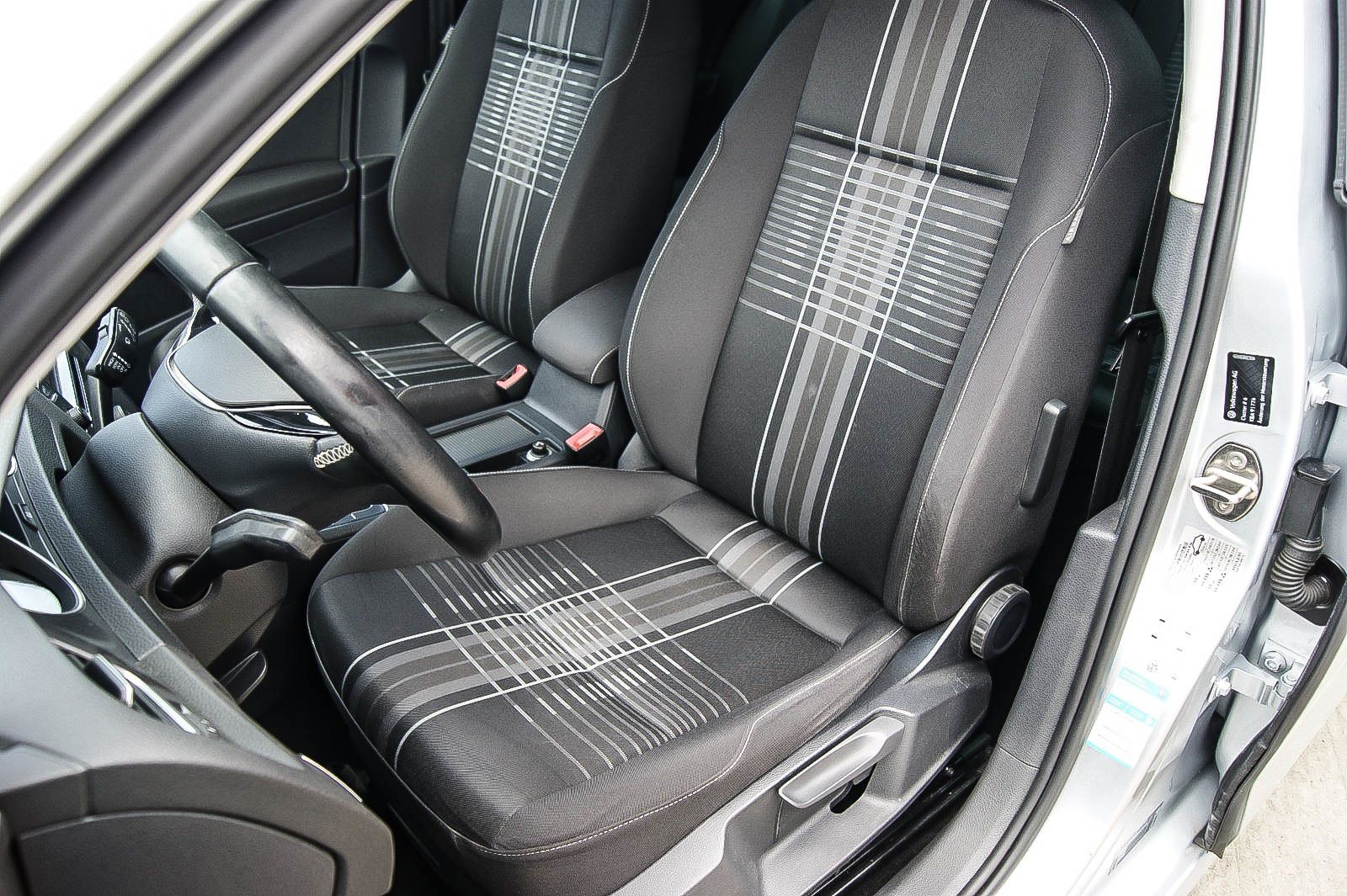 Fahrzeugabbildung Volkswagen Golf VII 1.6 TDI Lounge Bi-XENON NAVIGATION PDC