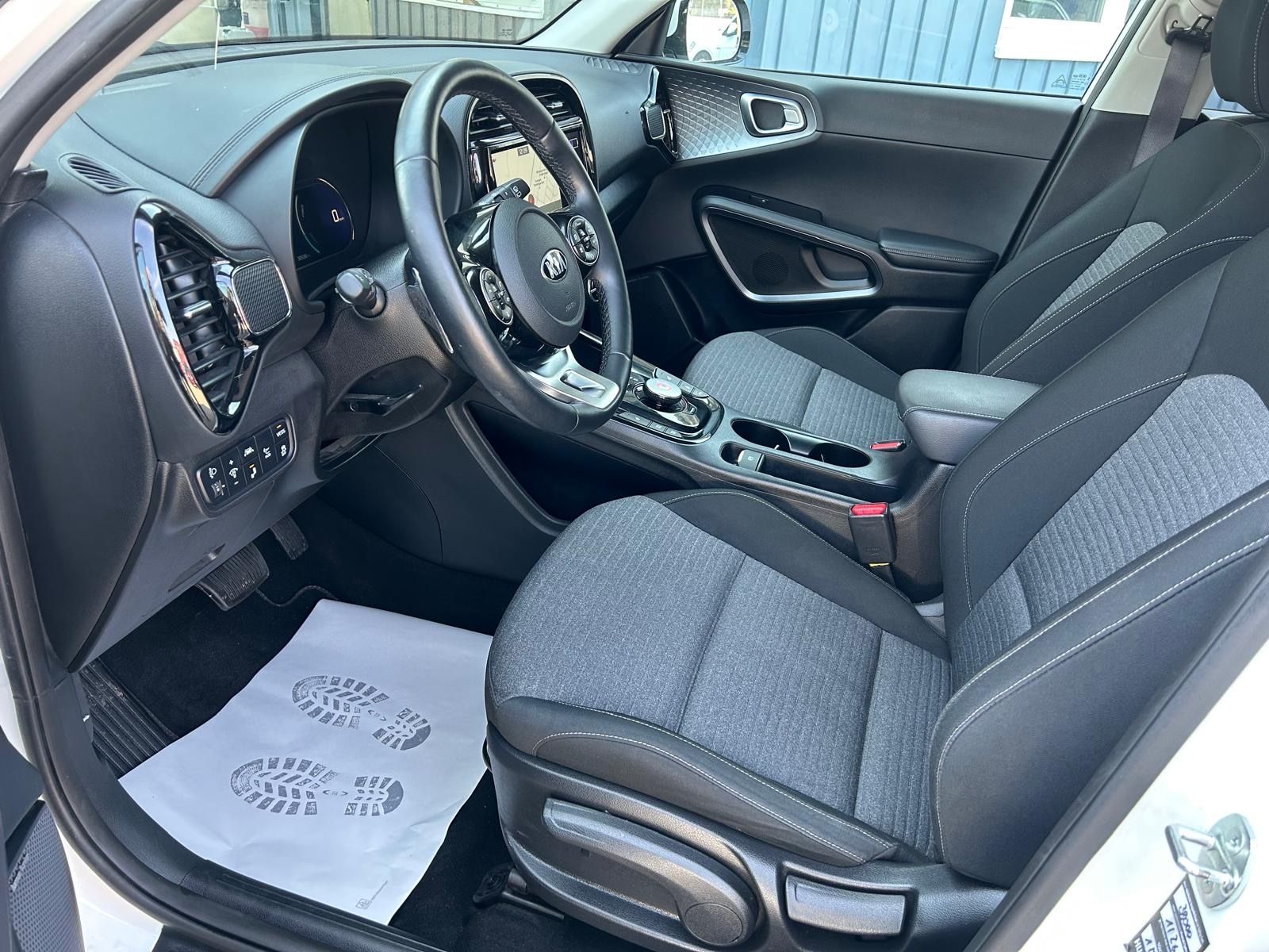 Fahrzeugabbildung Kia e-Soul°64 kWh°CCS°3 Phasen°1.Hand°Kamera°HeadUp°