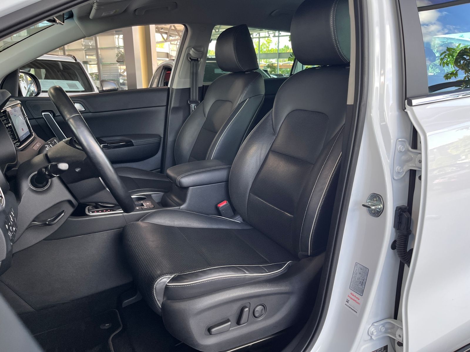 Fahrzeugabbildung Kia Sportage Black Edition 2WD LEDER LED NAV SHZ ALU