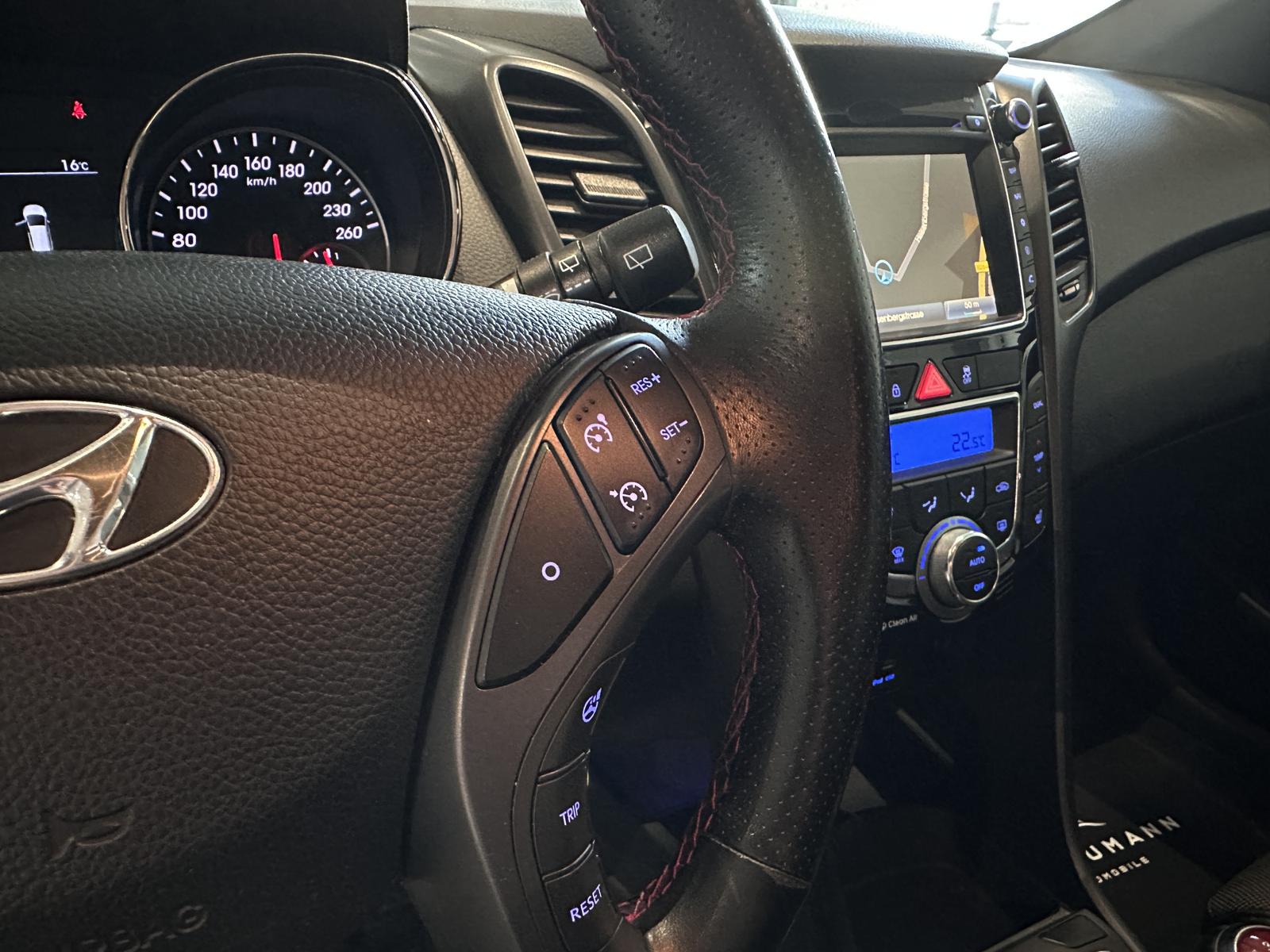 Hyundai i30 Turbo *1. HAND, NAVI, RFK, SCHECKHEFT*