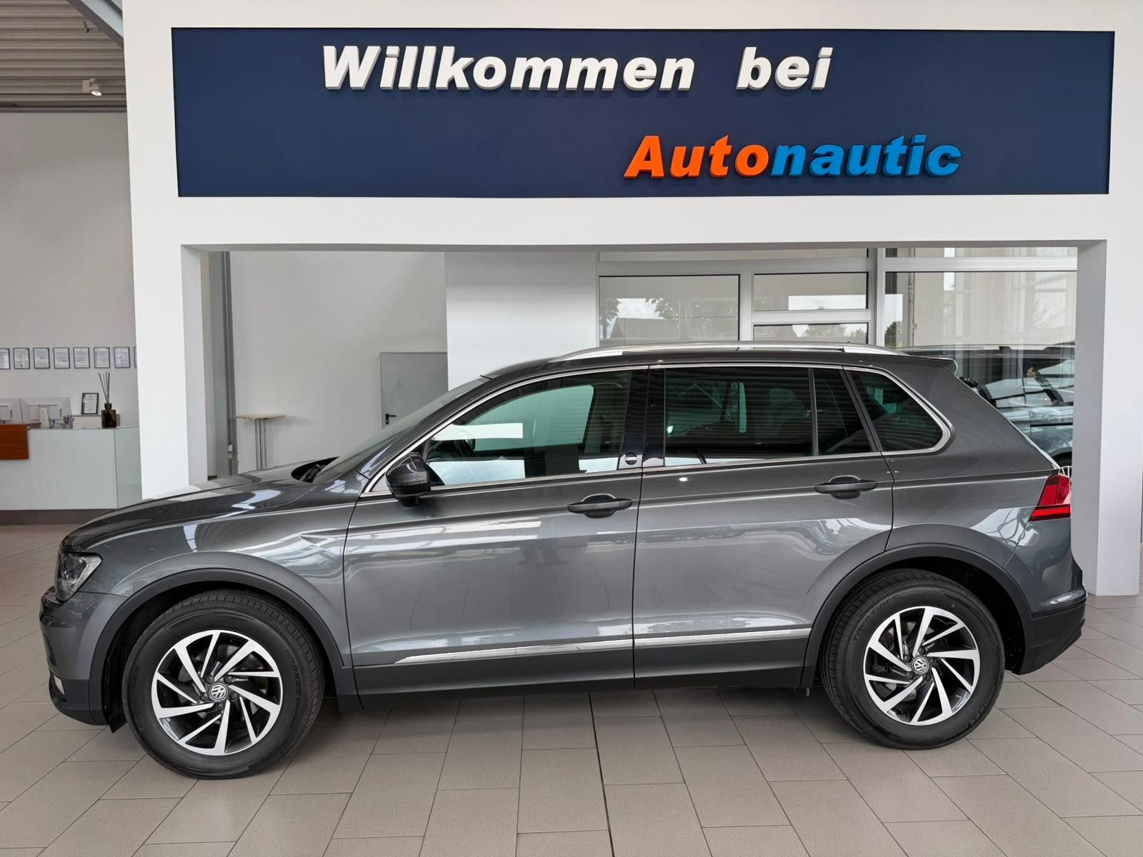 Fahrzeugabbildung Volkswagen Tiguan 2.0TDI Sound SITZHZG ACC NAVI AHK 8xALU