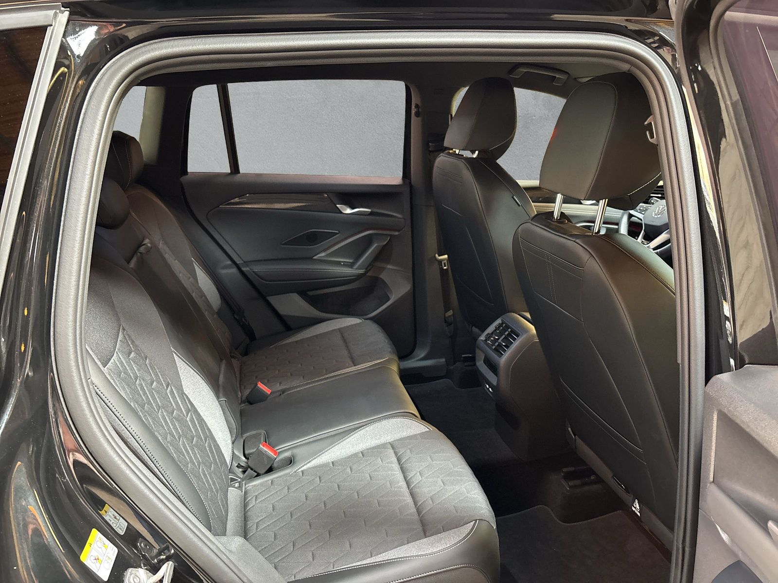 Fahrzeugabbildung Volkswagen Tiguan 1.5 eTSI Goal AHK Keyless IQ-Light Kamera