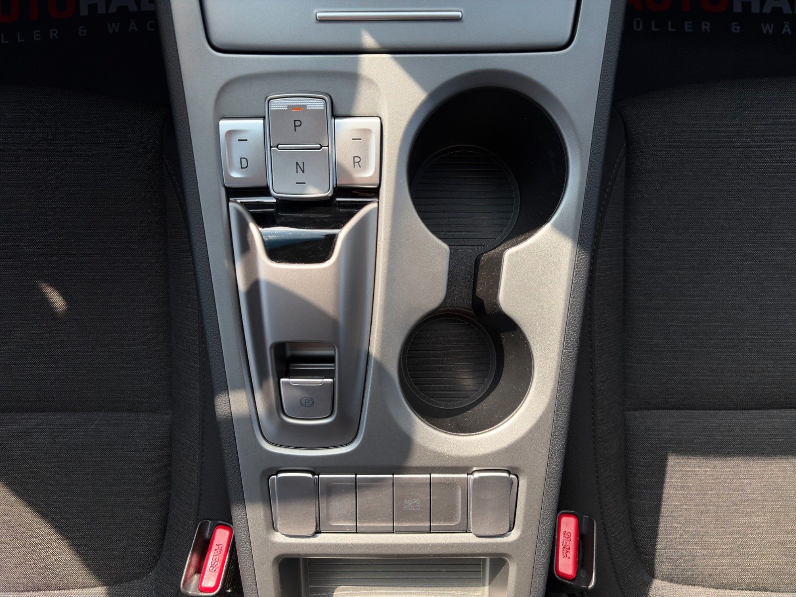 Fahrzeugabbildung Hyundai KONA E Basis 2WD LKAS CAM CarPlay DAB+ 17" 305km