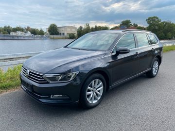 Volkswagen Passat - 1
