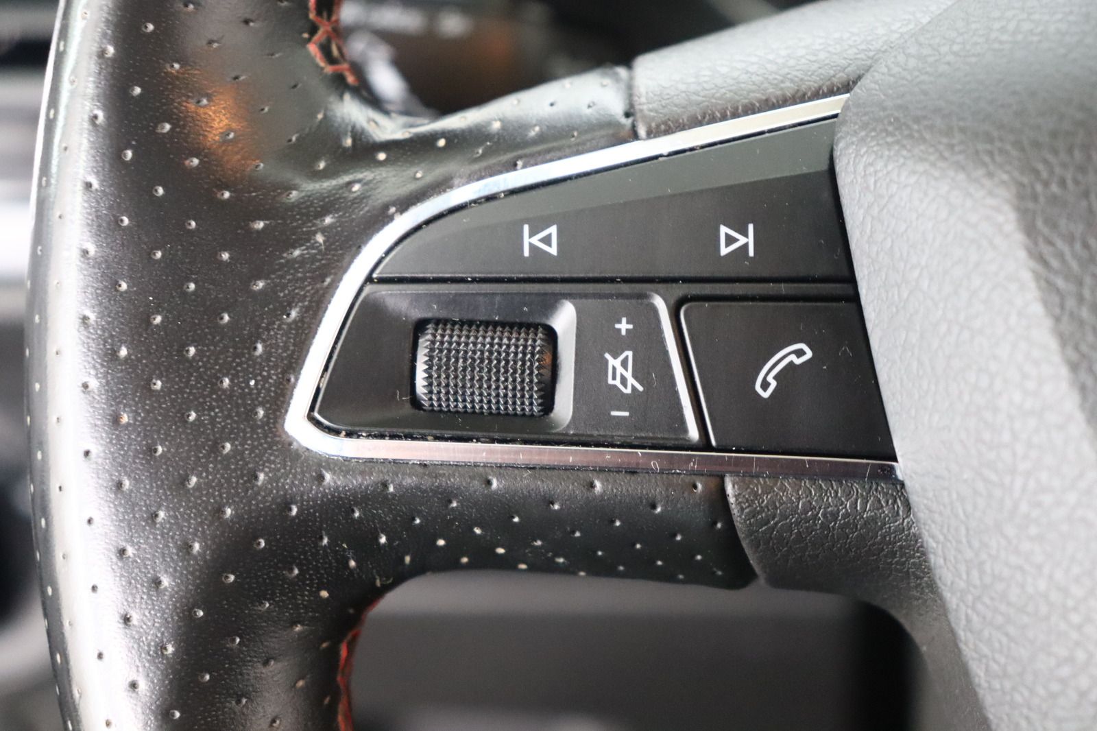 Fahrzeugabbildung SEAT Leon ST 1.4 FR * Navi * LED * HU/AU neu