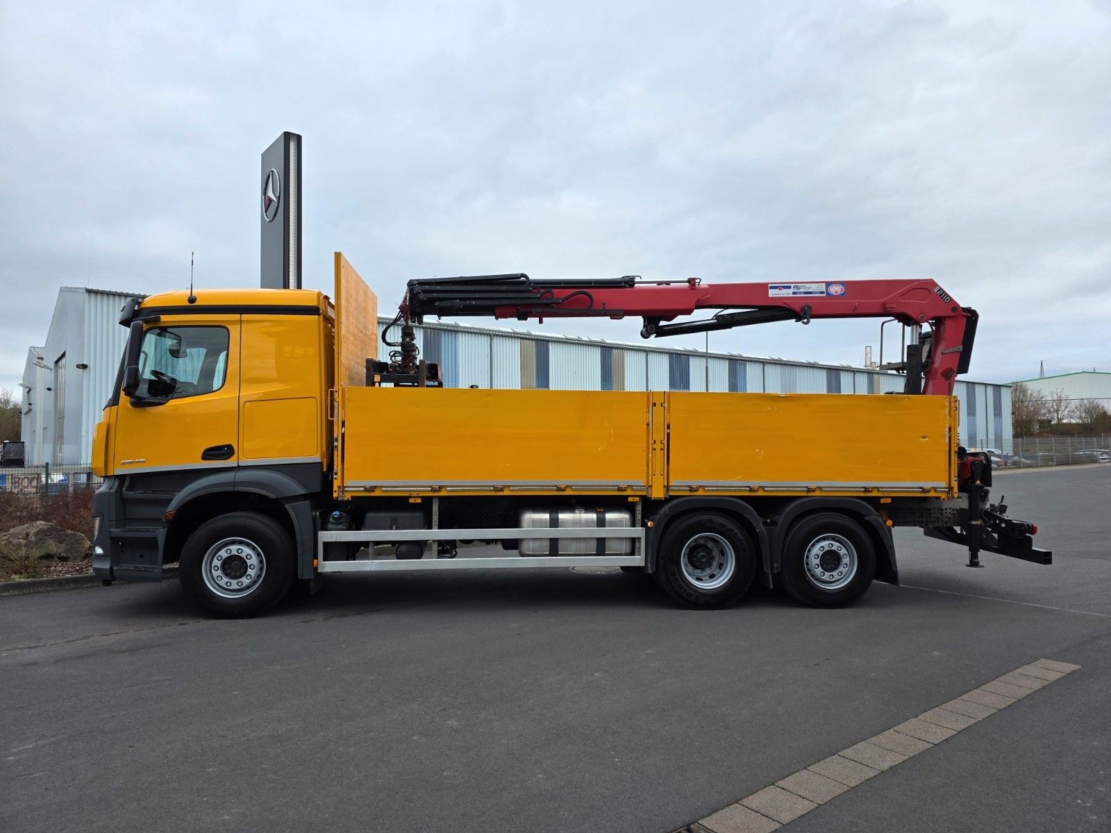 Fahrzeugabbildung Mercedes-Benz Arocs 2545 L 6x2 HMF 2110L Zange Retarder